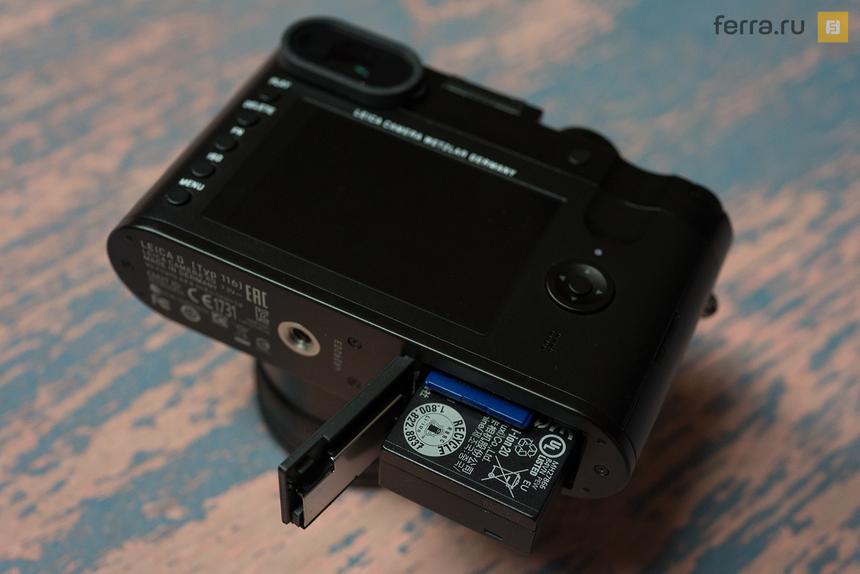 Отсек для батареи и карты памяти на нижней панели Leica Q