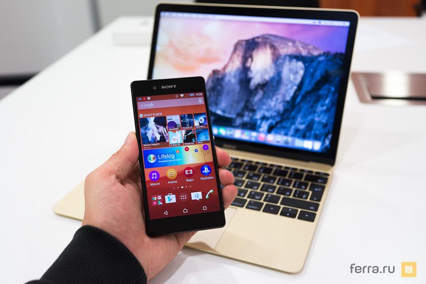 Sony Xperia Z3+ на фоне Apple MacBook