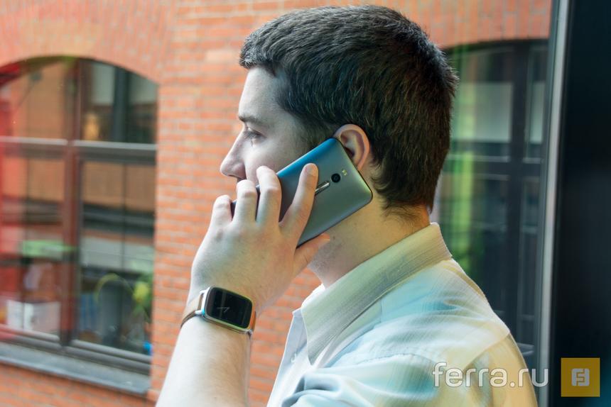 Часы ASUS ZenWatch на руке во время разговора по телефону