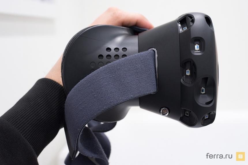 HTC Vive в руке