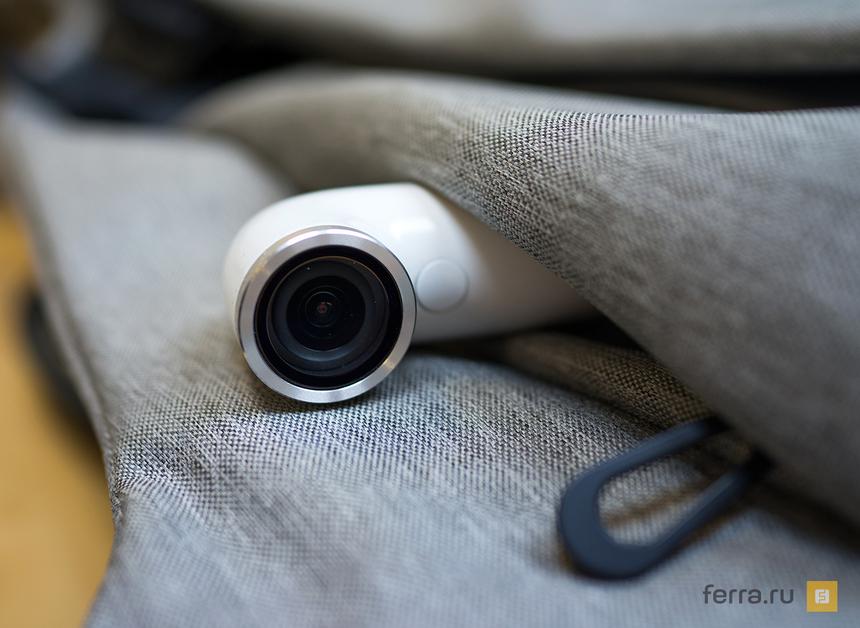 HTC Re выглядывает из сумки