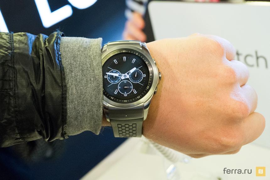 LG Watch Urbane LTE на руке