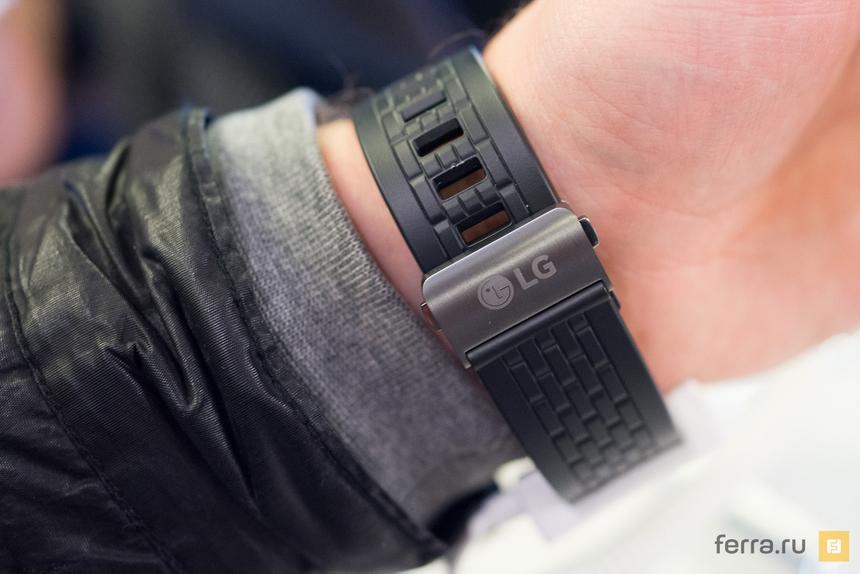 LG Watch Urbane LTE на руке