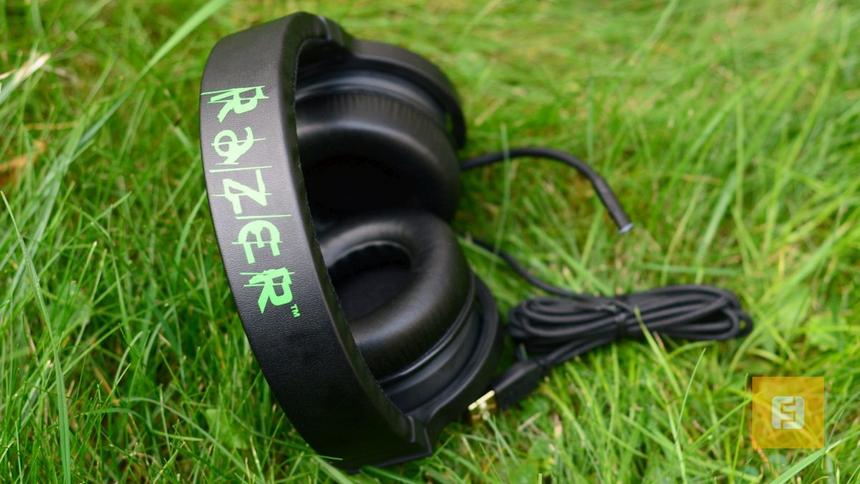 Логотип на массивной дужке гарнитуры Razer Kraken 7.1 Chroma