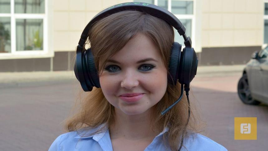 Вид гарнитуры Kraken 7.1 Chroma на голове