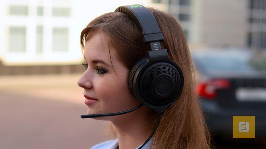 Razer Kraken 7.1 Chroma на голове