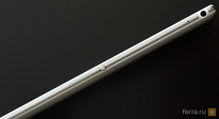 Разъемы на правой боковине корпуса Sony Xperia Z3 Tablet Compact