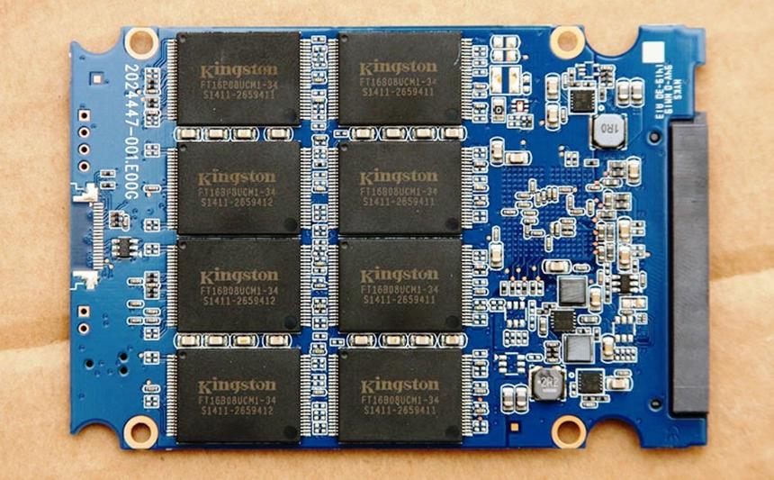 Чипы памяти Micron на печатной плате Kingston HyperX FURY (оборотная сторона)