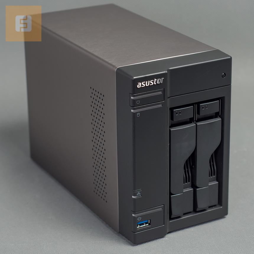 Цвет корпуса и передней панели у ASUSTOR AS-302T несколько различаются
