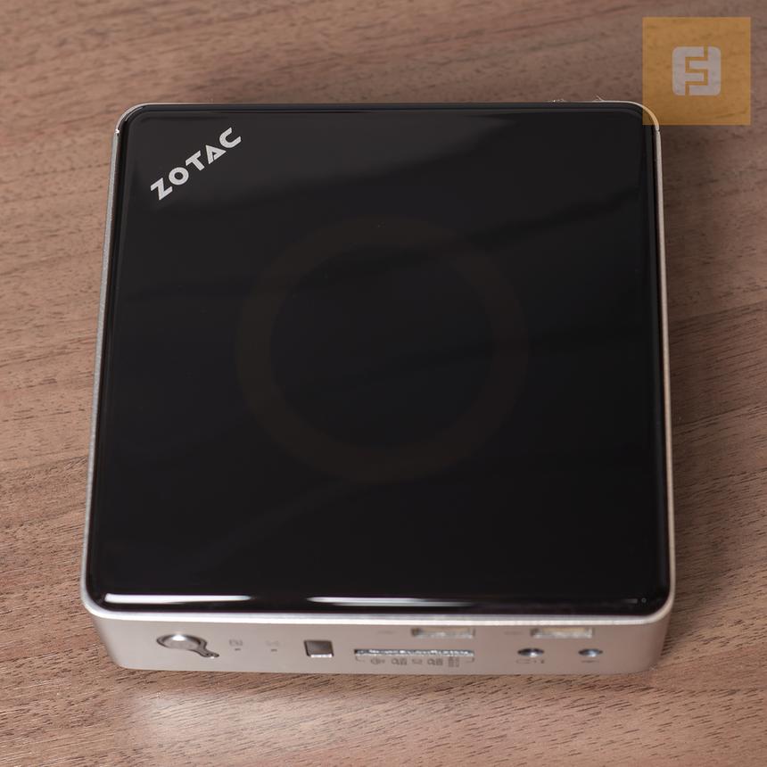 Глянцевый корпус требует деликатного обращения