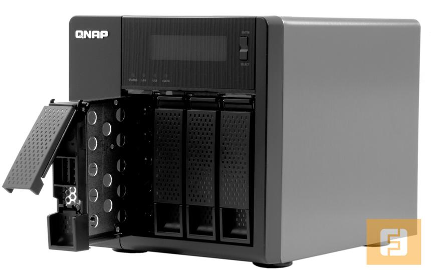 Крышка слота плотно закрывается без люфта. Вентиляционные прорези совсем небольшие