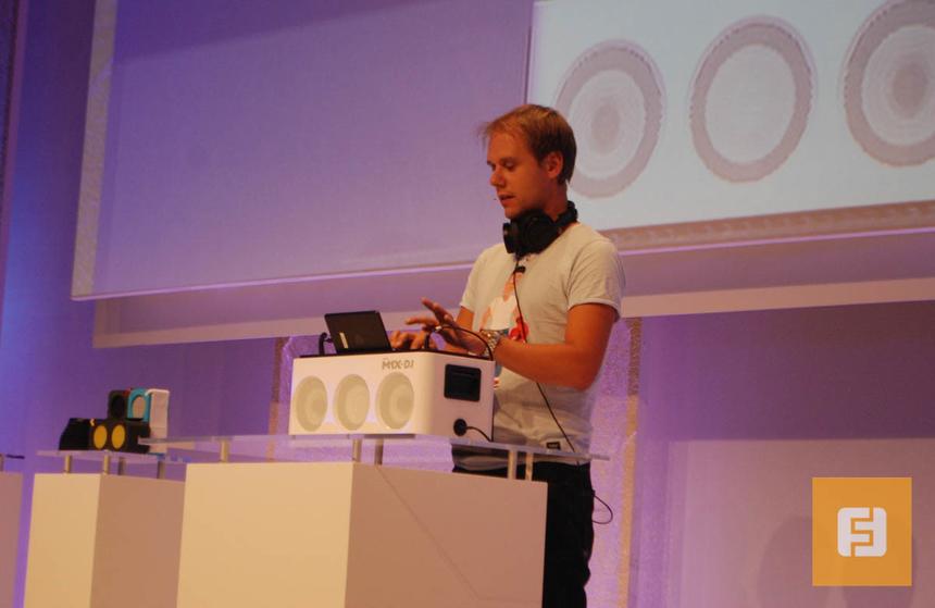 Армин ван Бюрен играет на Philips M1X-DJ