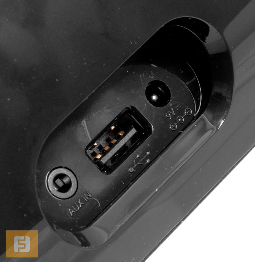 Сзади всего 3 разъема – питания, USB и AUX In