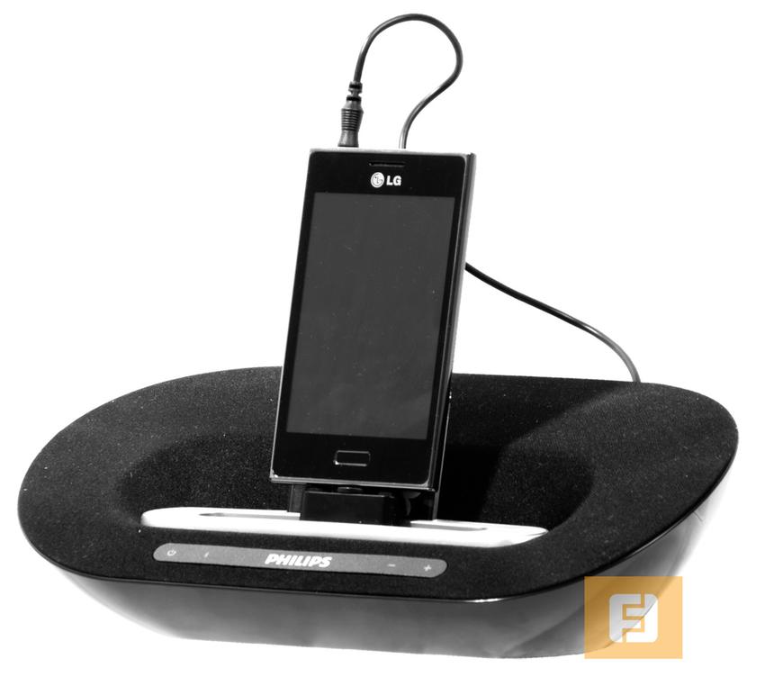 Подключение к док-станции черех AUX In выглядит не очень эстетично