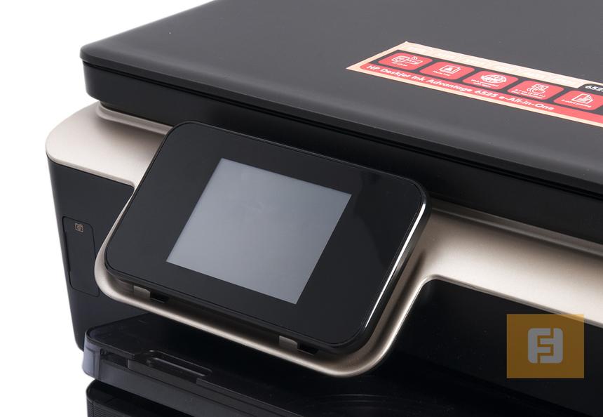 Цветной сенсорный дисплей с диагональю чуть менее 9 см взял на себя все управляющие функции МФУ