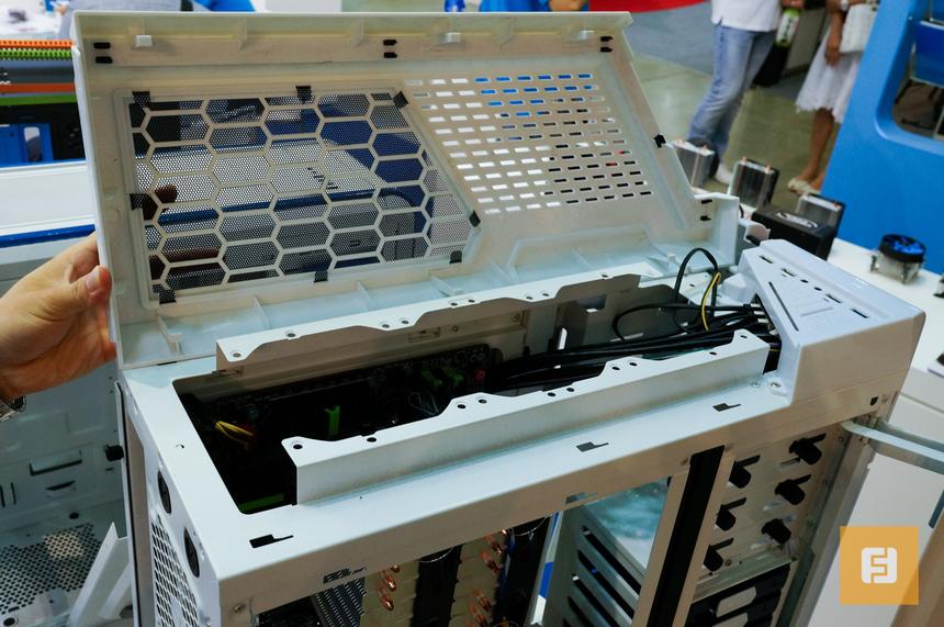 Прототип топового корпуса Deepcool, дверца верхней панели