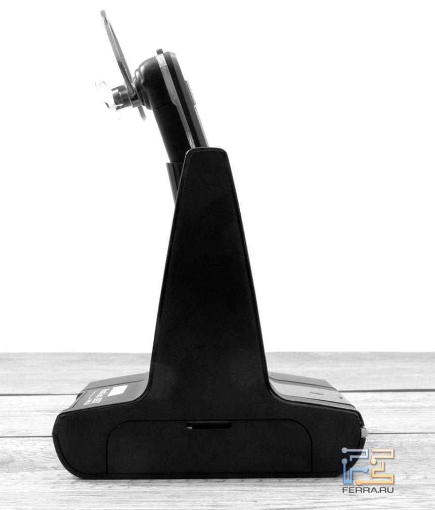 Левая сторона базы Plantronics Savi 740