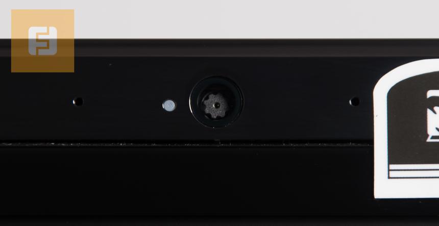 Фронтальная камера, датчик освещения и микрофоны на лицевой панели Acer DA223HQL