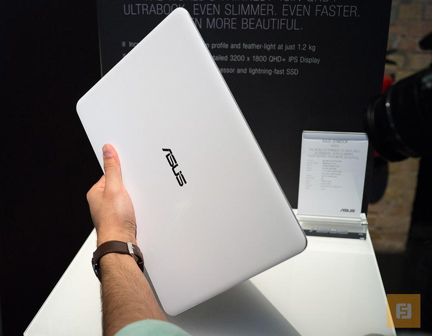 ASUS Zenbook UX305 в руке