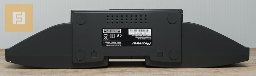 Для установки Pioneer X-SMC55-S на столе есть ножки