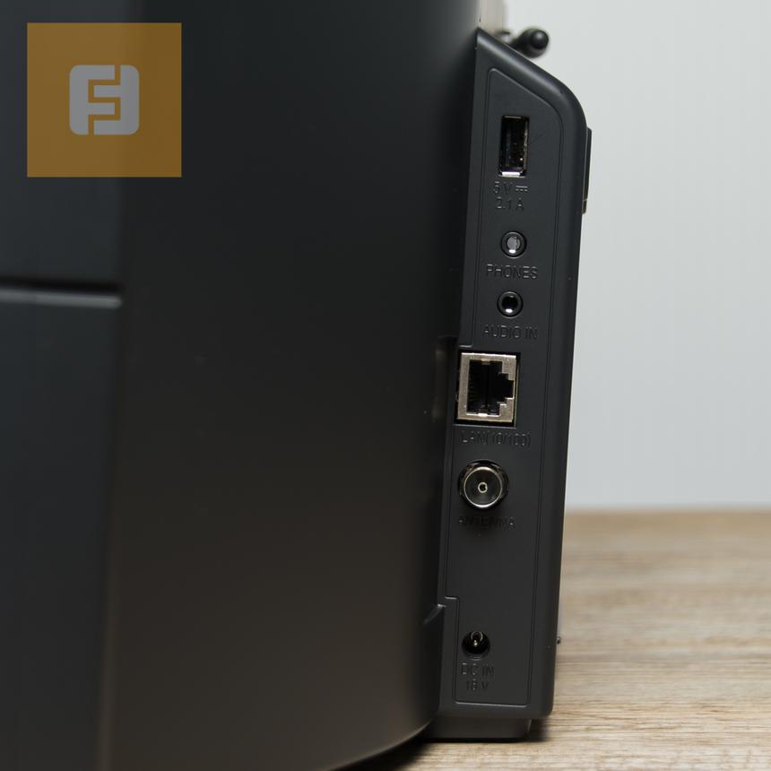 По USB можно подключать смартфоны/планшеты или флешки