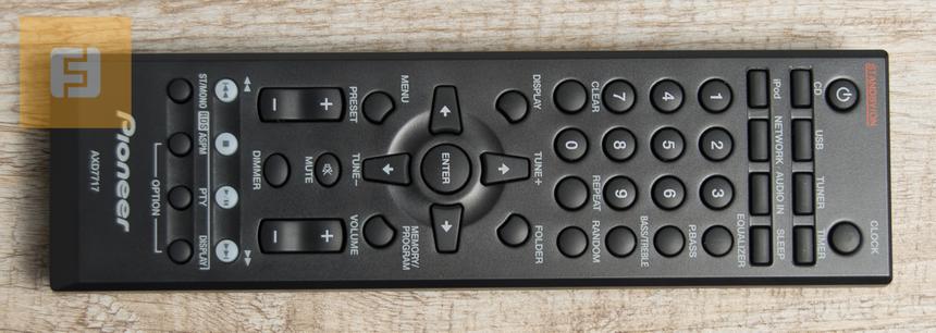 Пульт Pioneer X-SMC55-S по функциональности не уступает телевизионному