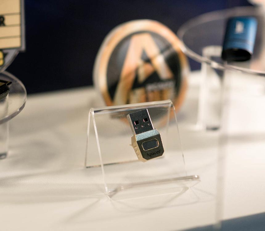 Apacer AH152 — самый маленький в мире USB-накопитель