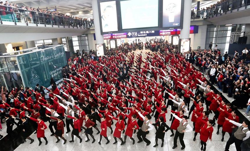 Флешмоб с танцем, устроенный авиакомпанией Cathay Pacific