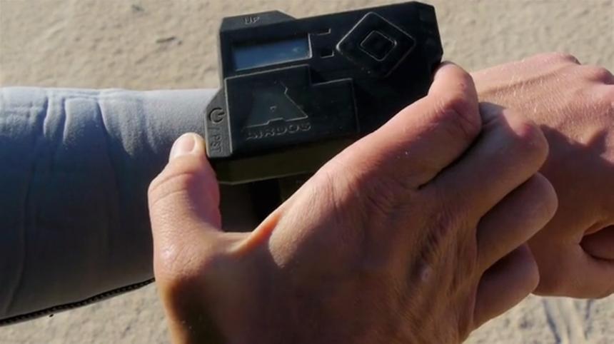 Прототип AirLeash выглядит громоздким, но разработчики обещают снабдить первую партию AirDog более миниатюрной версией