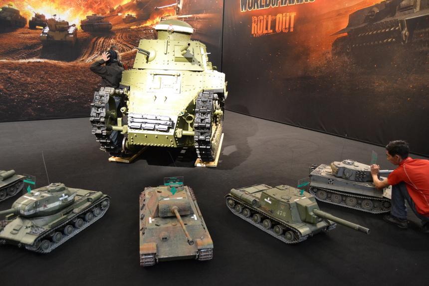 Заслуженный Т-18, он же — МС-1, в окружении выводка «детишек»