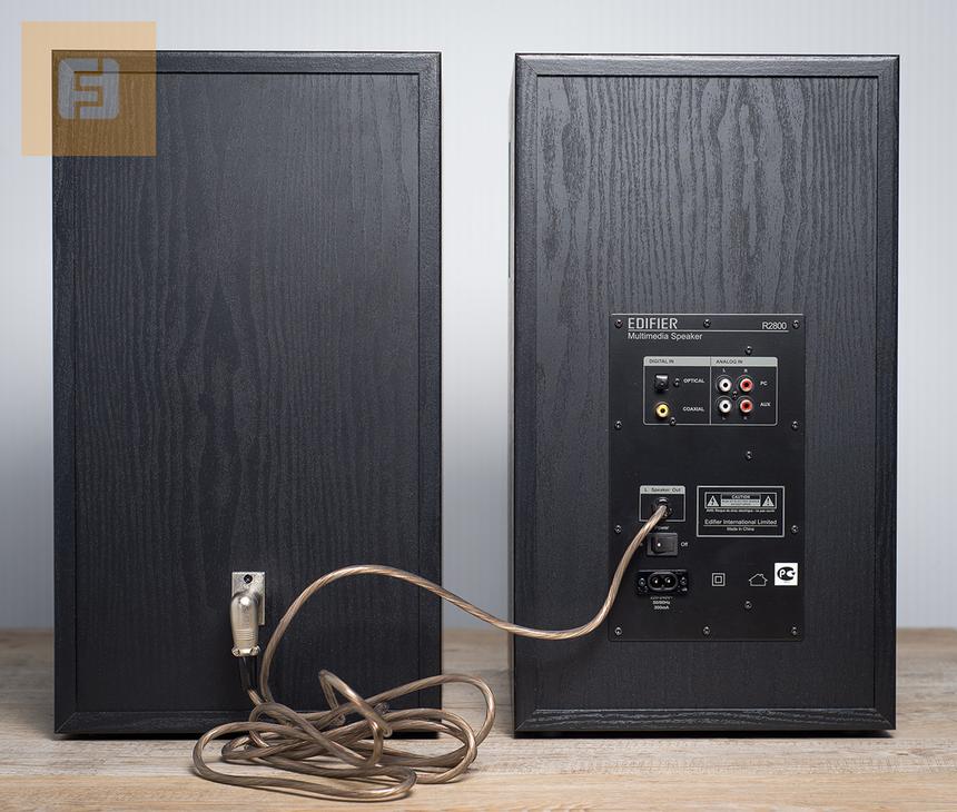 Задняя часть колонок Edifier R2800
