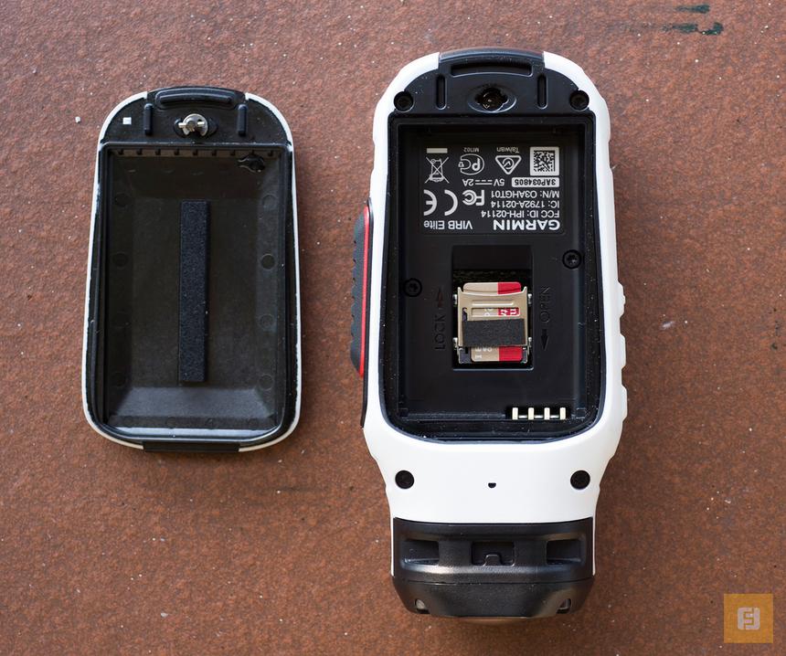 Слот для карты памяти под батареей Garmin VIRB Elite