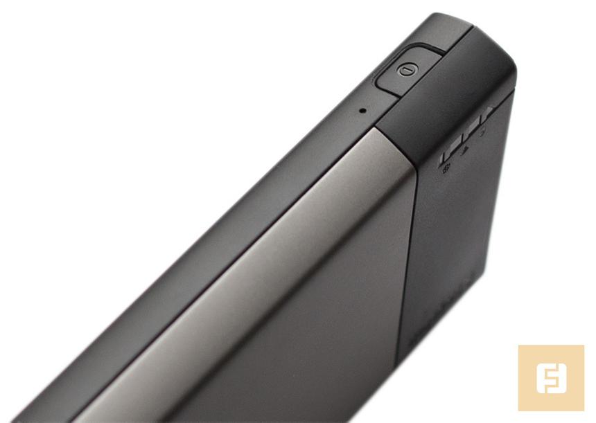 Единственная кнопка на корпусе Kingston MobileLite Wireless