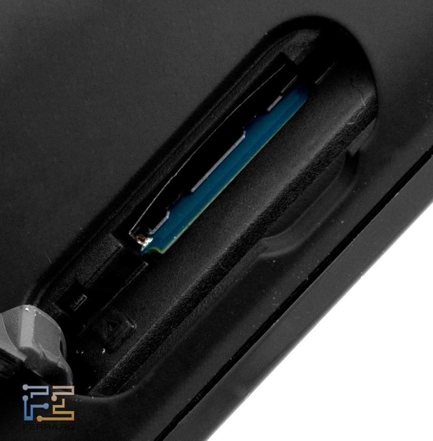 Слот для карт памяти microSD на задней панели Sony PRS-T1