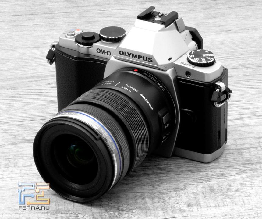 Olympus OM-D E-M5 с объективом