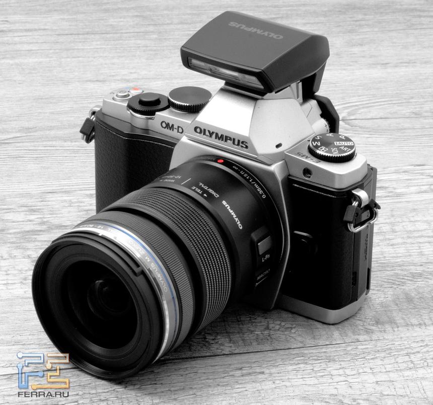 Olympus OM-D E-M5 с установленной вспышкой из комплекта