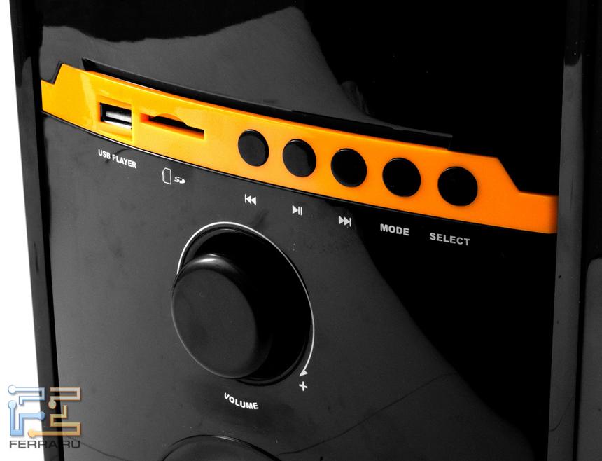 На корпусе есть слот для флешки и кнопки управления