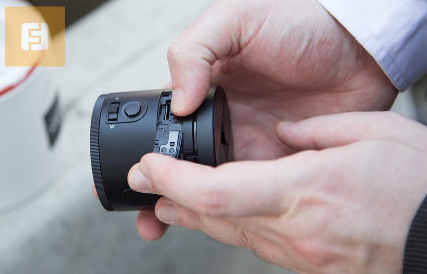 Слот для карты памяти на корпуса Sony Cyber-shot QX100