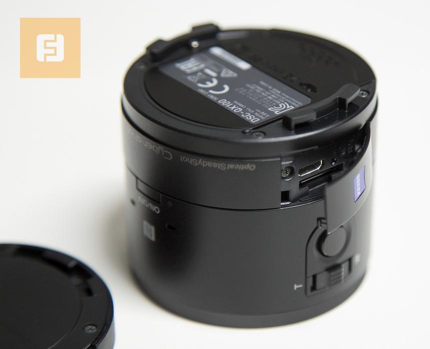 Sony Cyber-shot QX100, слот расширения под заглушкой