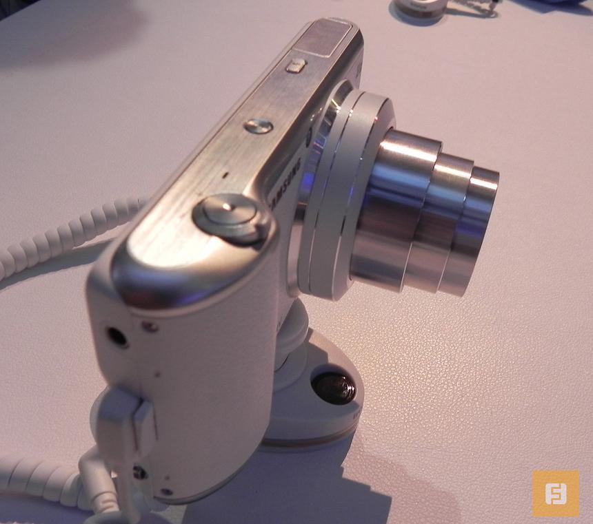 Объектив Samsung Galaxy Camera 2 в рабочем состоянии