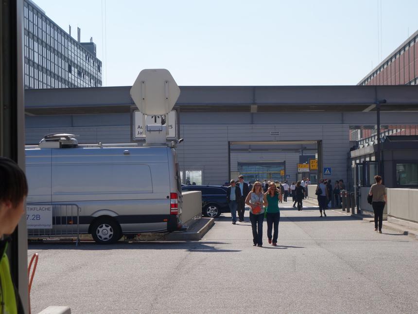 IFA 2013. Первый взгляд на Sony QX10 и QX100 — сменные объективы для смартфонов или камеры без экрана и кнопок