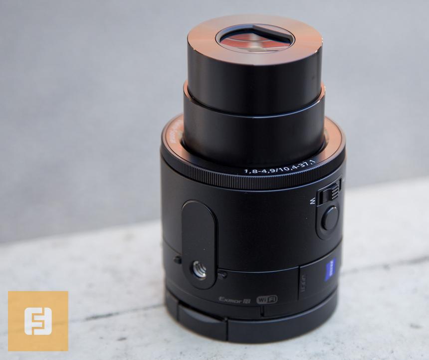 Sony Cyber-shot QX100. Обратите внимание на штативное крепление