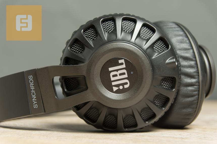 При этом наушники JBL Synchros S700 выглядят современно и стильно
