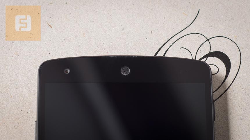 Камера и динамик над экраном Google Nexus 5