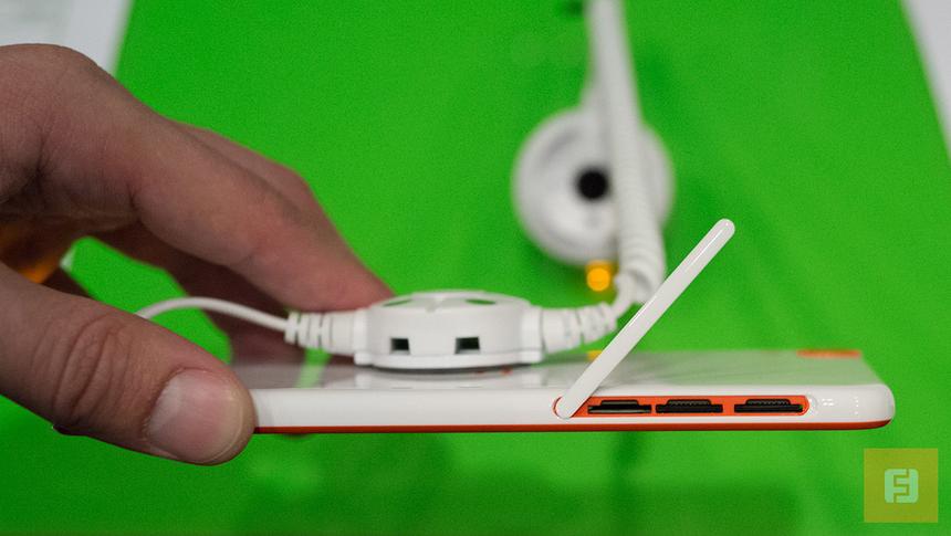 Слоты для SIM и microSD-карточек на корпусе HTC Desire 820