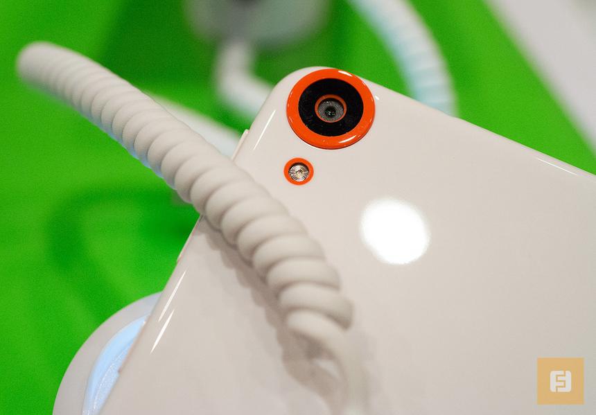 Объектив основной камеры HTC Desire 820