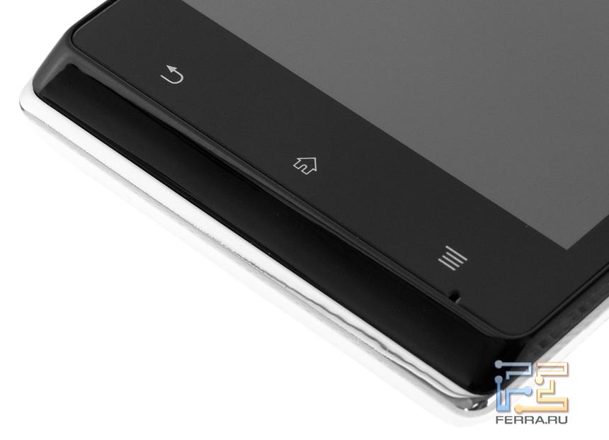 Три кнопки под экраном на лицевой стороне Sony Xperia J