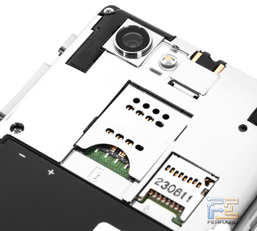 Разъемы для установки SIM-карты и microSD-флэшки под батарейной крышкой Sony Xperia J
