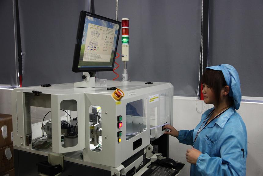 Рабочий на фабрике контролирует процесс