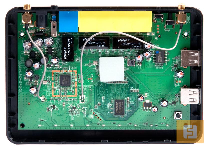 Системная плата ZyXEL Keenetic II. Центральный процессор охлаждается керамическим радиатором, часто используемым в подобной технике вместо игольчатых металлических